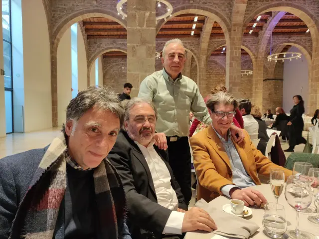 Antonio Iturbe, ganador del Biblioteca Breve, José Luis Acín, Pablo Muñío y Juan Bolea.