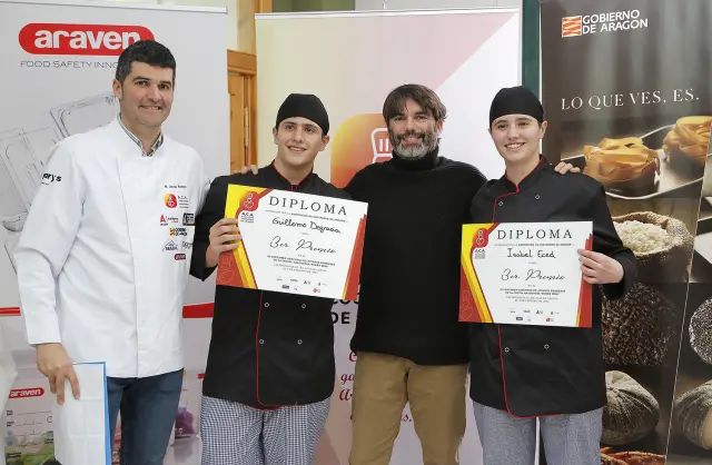 Entrega del tercer premio del certamen de jóvenes cocineros.