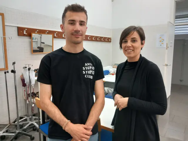 Raúl Torrent, estudiante de Enfermería con discapacidad auditiva y Marta Tomás, intérprete de lengua de signos.