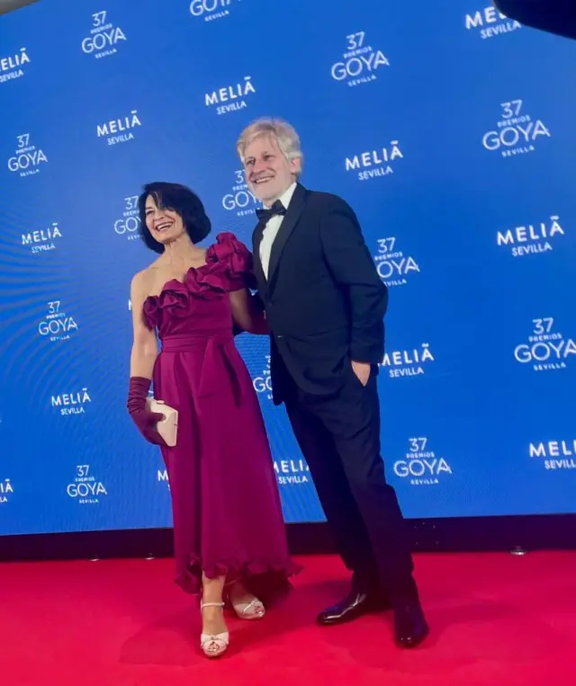 Elisa Múgica y Gaizka Urresti, en la alfombra roja de los Premios Goya 2023, con el vestido diseñado por Susana Aperte.