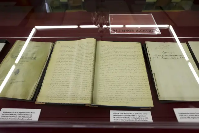 Documentos del centro, entre ellos el expediente académico de Joaquín Costa.