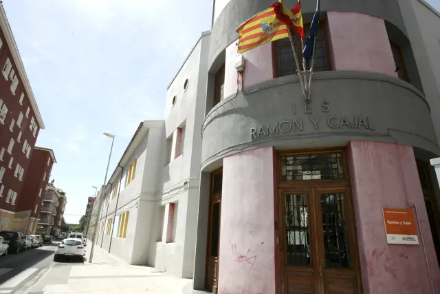 El instituto inició su actividad en la antigua universidad sertoriana (hoy Museo de Huesca). El actual edificio, en la foto es un ejemplo de arquitectura racionalista.