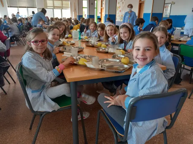 Niños de primaria en el comedor del colegio Jesuitas durante la comida.