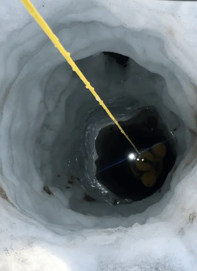 Orificio por el que se introdujo el robot submarino debajo de la capa de hielo.