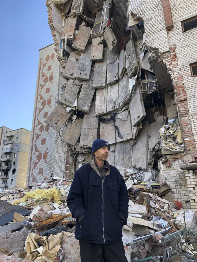 Víktor, de 55 años, ante el edificio destruido donde vive en Lyman.