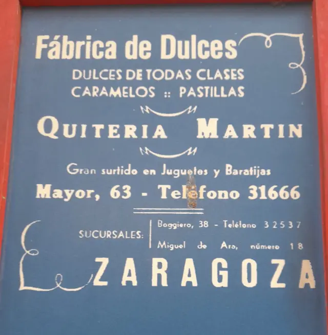 Uno de los anuncios de Quiteria Martín, instalada ya en la calle Mayor.