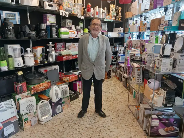 Antonio Corvinos, propietario del 'Supermercado del hogar' en el interior de su establecimiento en la calle de San Miguel 45 de Zaragoza.