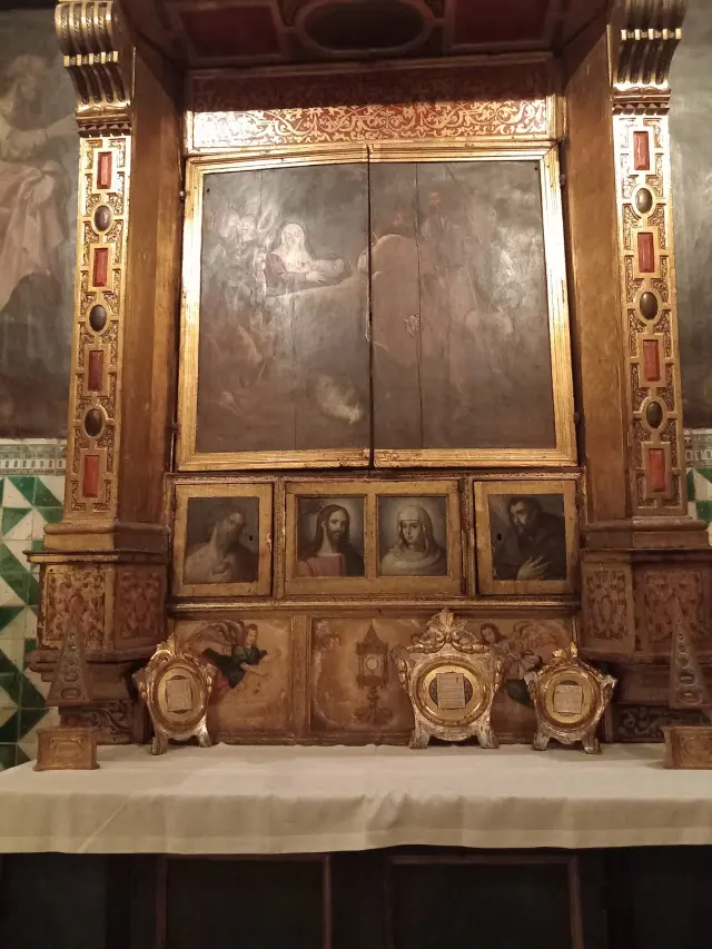 Altar de la capilla eucarística de la iglesia de San Miguel de Zaragoza.