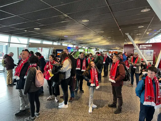 Varios aficionados del Casademont Zaragoza, en el aeropuerto de Lille nada más aterrizar.