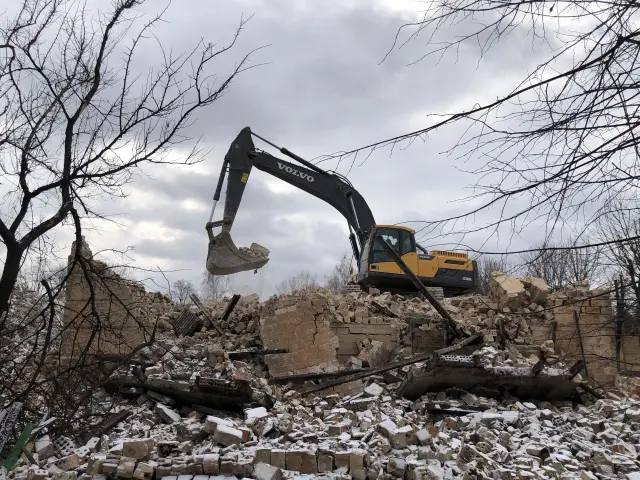 Excavadoras derriban los edificios ruinosos de Hostomel