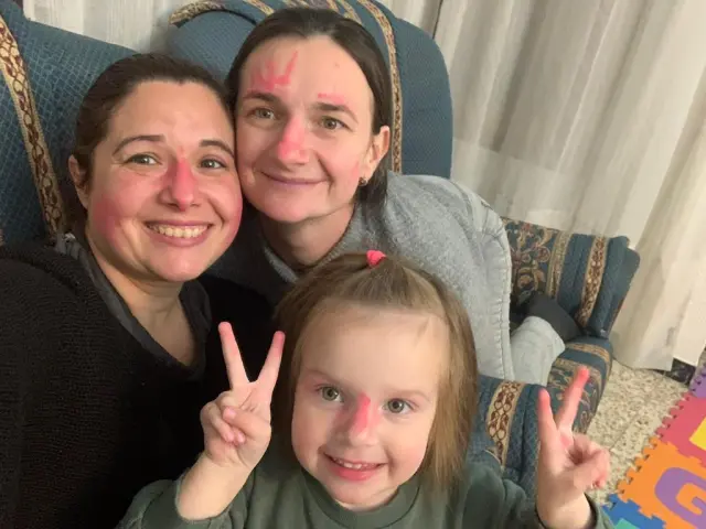 Noelia Peiró con Marina y su hija Cristina, refugiados ucranianos.