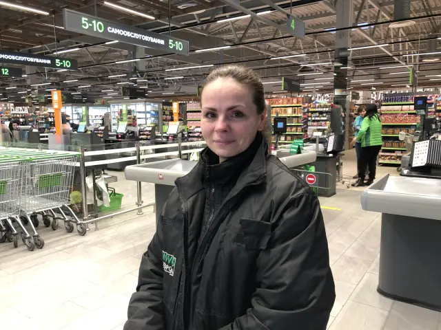 Tania Vozhdavenko, en el supermercado de Bucha donde trabaja