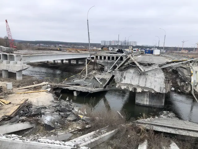 Puente de Irpin que está siendo reconstruido