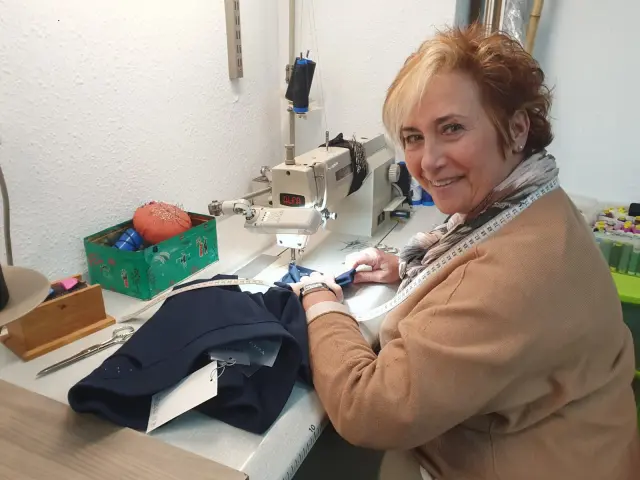 Elena, gerente de Modas Helen, en la máquina de coser, elemento fundamental para su negocio de moda.
