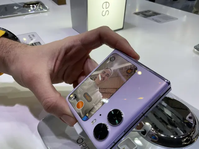 El Oppo Find N2 Flip es un calco del Flip de Samsung. Se dobla por la mitad para guardarse en el bolsillo y tiene una pantalla exterior más grande que la de su competidor que sirve, por ejemplo, para sacar selfies con las cámaras principales.