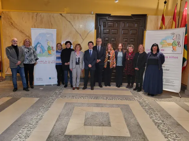 Fotografía de familia de los representantes de las instituciones implicadas en el proyecto de La Ciudad de las Niñas y los Niños de Huesca.