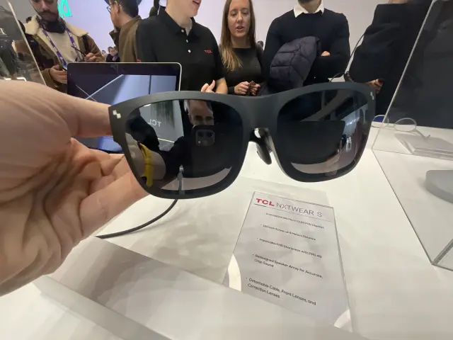 Las gafas portátiles de TCL son capaces de proyectar una pantalla virtual de 130 pulgadas frente al usuario y cuestan 400 euros.