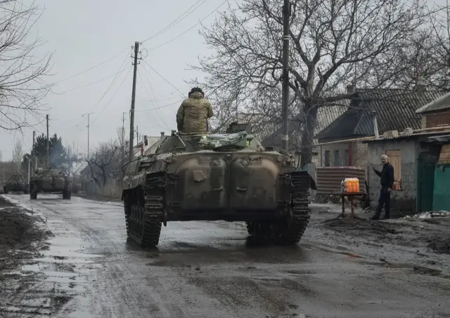 Miembros del servicio ucranianos viajan en vehículos de combate de infantería BMP-2, cerca de la ciudad de Bajmut