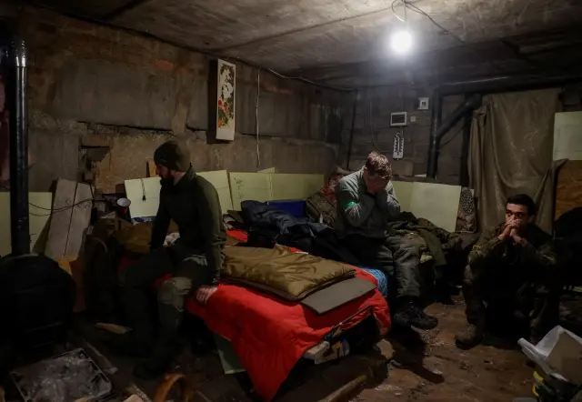 Militares ucranianos descansan en un refugio, mientras continúa el ataque de Rusia contra Ucrania, en la ciudad de Bajmut