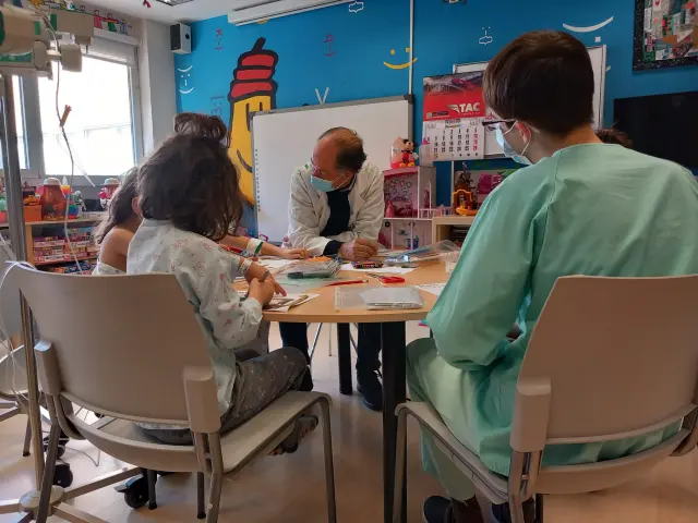 Varios niños hospitalizados asisten a clase en el aula hospitalaria del Miguel Servet.