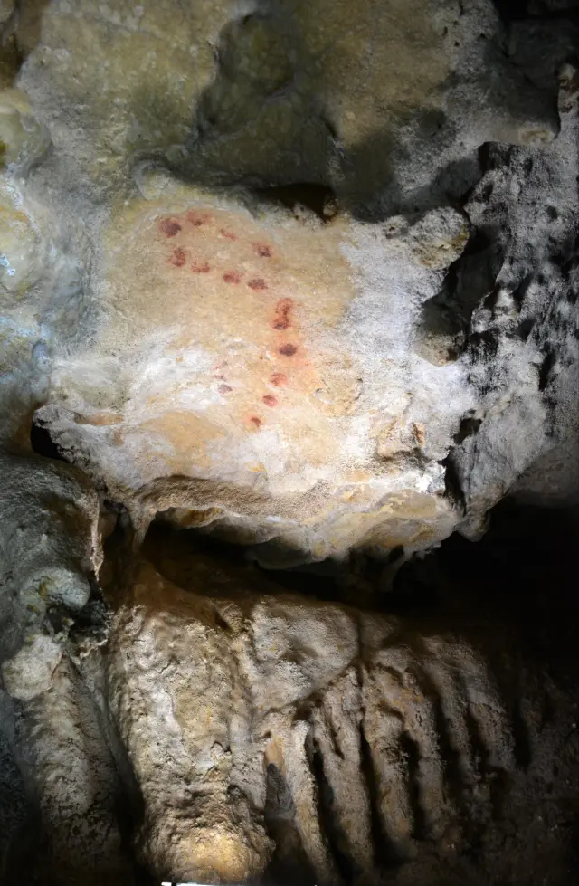 Arte rupestre de la Cueva de Malalmuerzo.