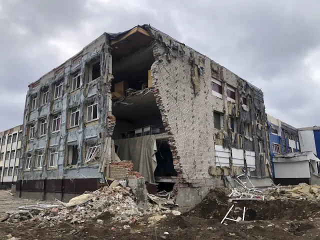 Escuela destruida en Kostiantynivka