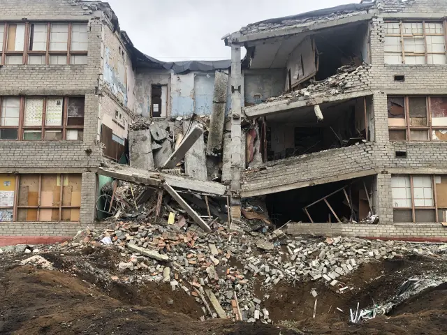 Escuela destruida por un misil en Kostiantynivka