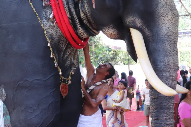 Un templo hindú usa elefante robótico para evitar crueldad con los animales.
