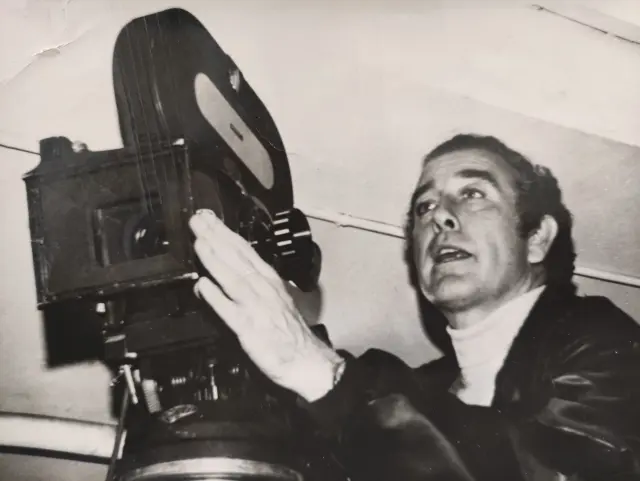 Retrato de José María Forqué con la cámara de cine. Ana Marquesán conserva esta foto en los fondos de la Filmoteca.