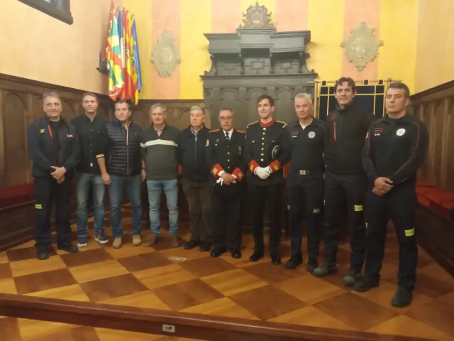 Jacobo Morlán, en el centro, junto a compañeros del parque de bomberos de Huesca.