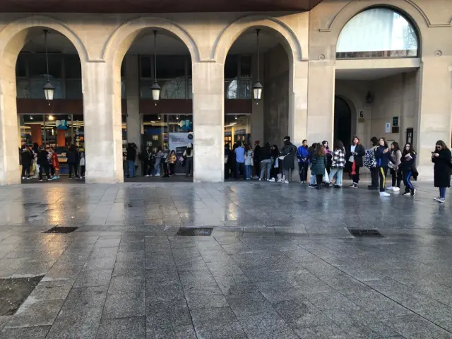 Decenas de jóvenes han esperado ante la Librería General de Zaragoza para que les firmara ejemplares la escritora Inma Rubiales.