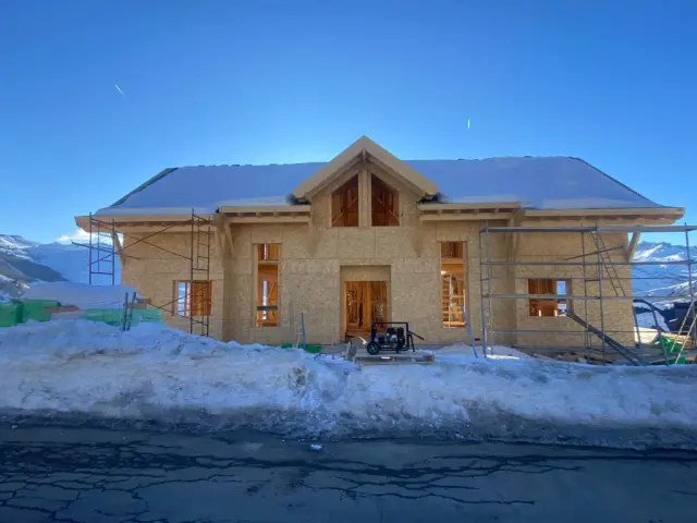 Otra de las viviendas de madera que se están construyendo frente a la estación de esquí de Formigal.