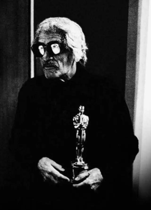 Buñuel, disfrazado con su Óscar.
