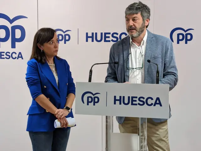 Gemma Allué y Gerardo Oliván, en la rueda de prensa en la sede del PP en Huesca.