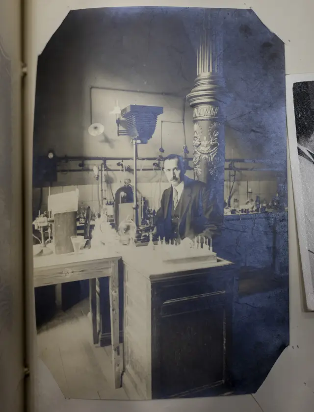 Rocasolano, en su laboratorio, en una foto del álbum familiar.