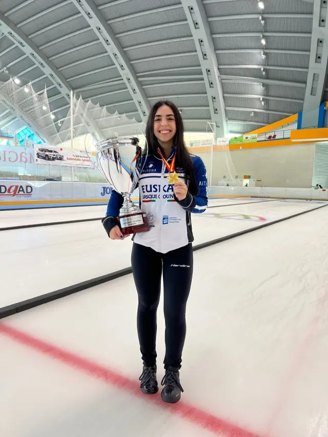 La aragonesa Daniela García posa con la copa del Campeonato de España femenino de curling conquistada por el Txuri Berri.