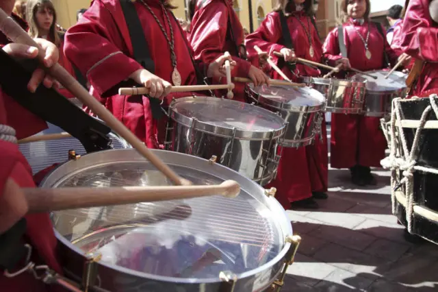 Los tambores también resuenan por las calles de Teruel.
