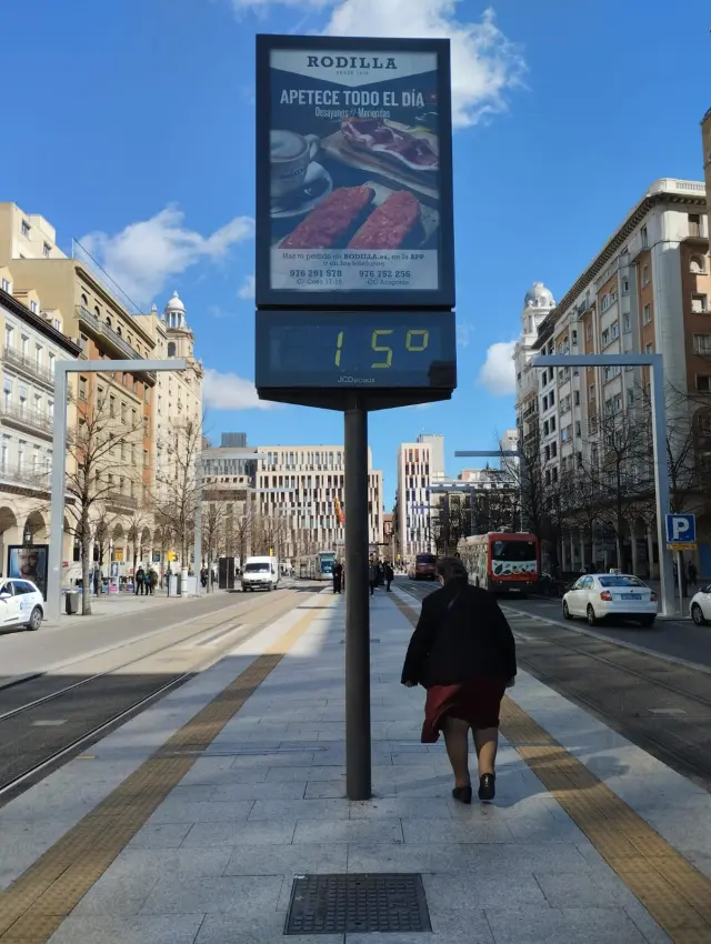 Termómetro-reloj de la empresa JCDecaux situado junto a la parada del tranvía de plaza de España de Zaragoza.