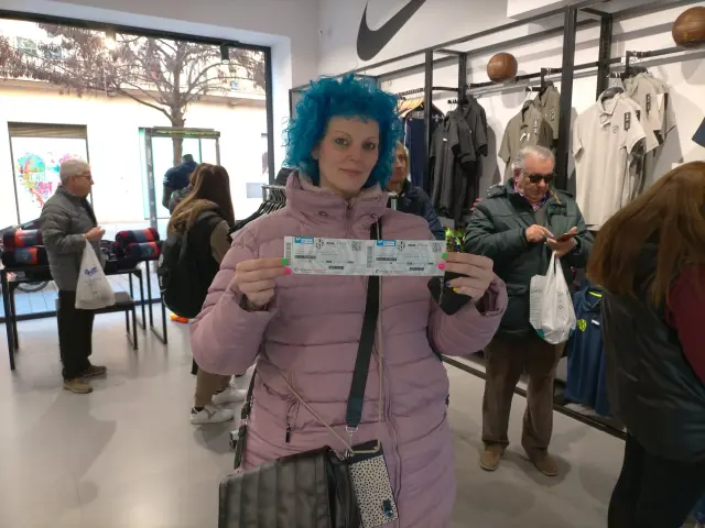 Patricia Trallero, la primera en llegar a la tienda del Huesca, con sus entradas para el derbi.