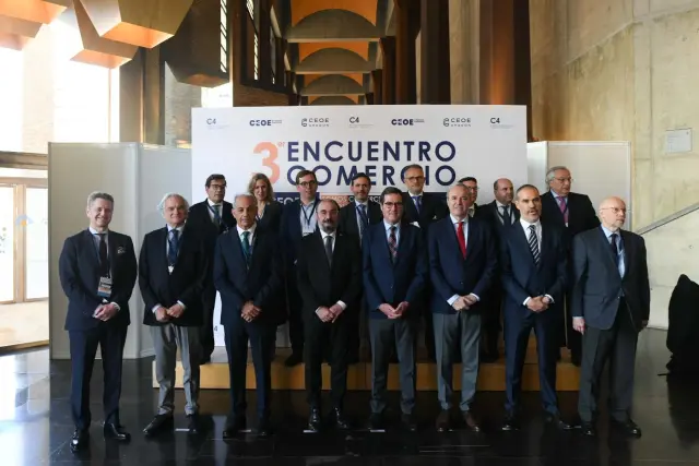 Foto de familia de autoridades y responsables de  la CEOE nacional y aragonesa, antes de inaugurar el III Encuentro nacional de Comercio que se está celebrando en el Auditorio de Zaragoza.