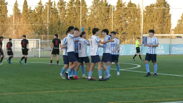 Los jugadores del Racing Zaragoza celebran un gol.