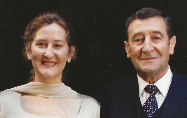 Luz Gabás con su padre en los años 80.