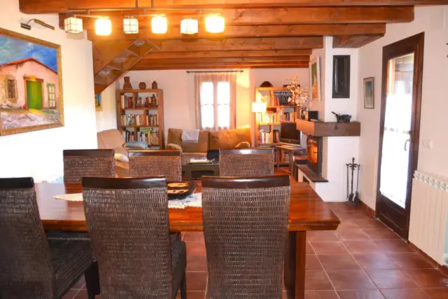 El interior de la casa rústica a la venta en Villanovilla, Jaca.