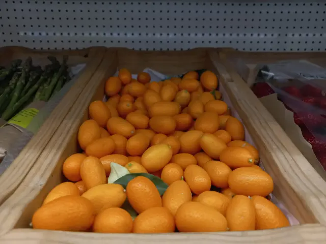 Una caja de kumquat, pequeña naranja china.