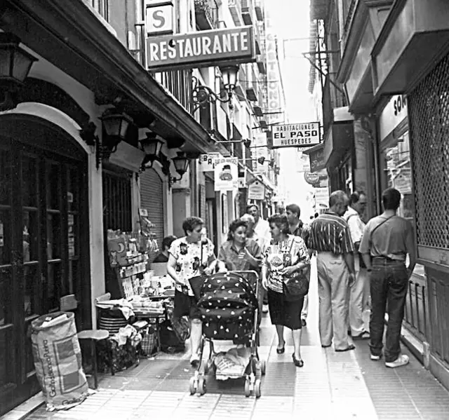 Una de las calles del Tubo, en plena efervescencia hace 40 años.