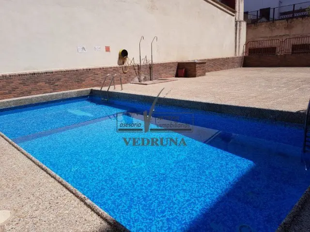 La piscina del piso a la venta en la calle de Miguel de Cervantes.