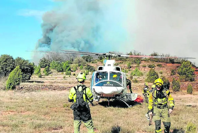 Una cuadrilla forestal llega a la zona para participar en las labores de extinción del fuego