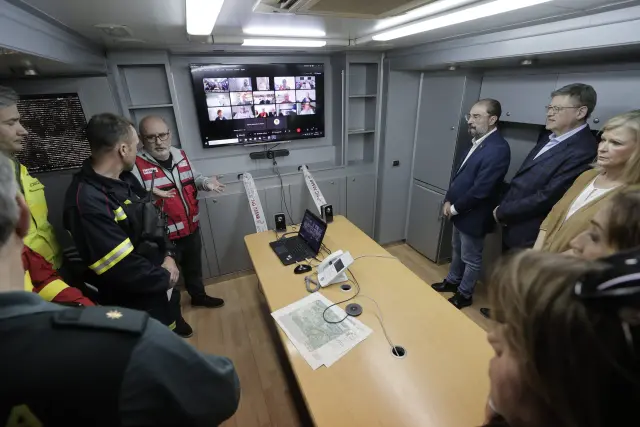 Lambán y Puig, en el puesto de mando que controla el incendio en Castellón.