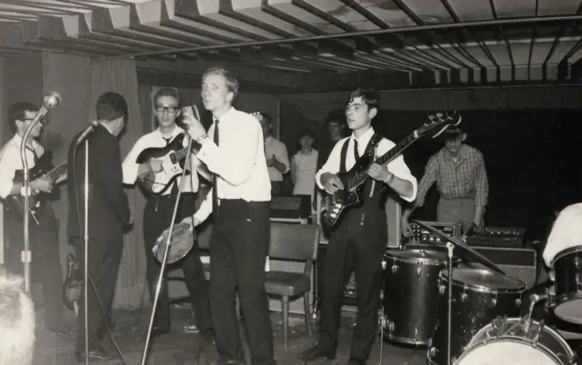 Rocas Negras, en 1966, tocando durante cien horas seguidas en la cafetería de Radio Zaragoza, ubicada en el Pasaje Palafox