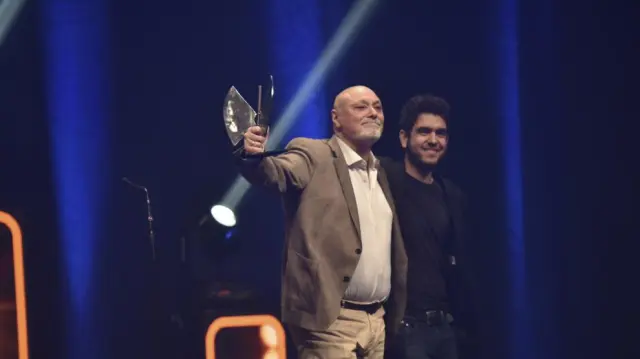 Gabriel Sopeña recibe de Javier Macipe el Premio de Especial de la Música Aragonesa.